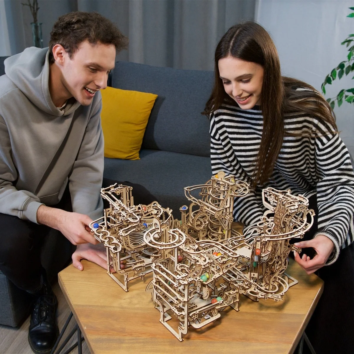 Ugears Marble Run Tiered Hoist&ndash; Писта със стъпаловидно повдигане -Механичен 3D дървен пъзел-70156