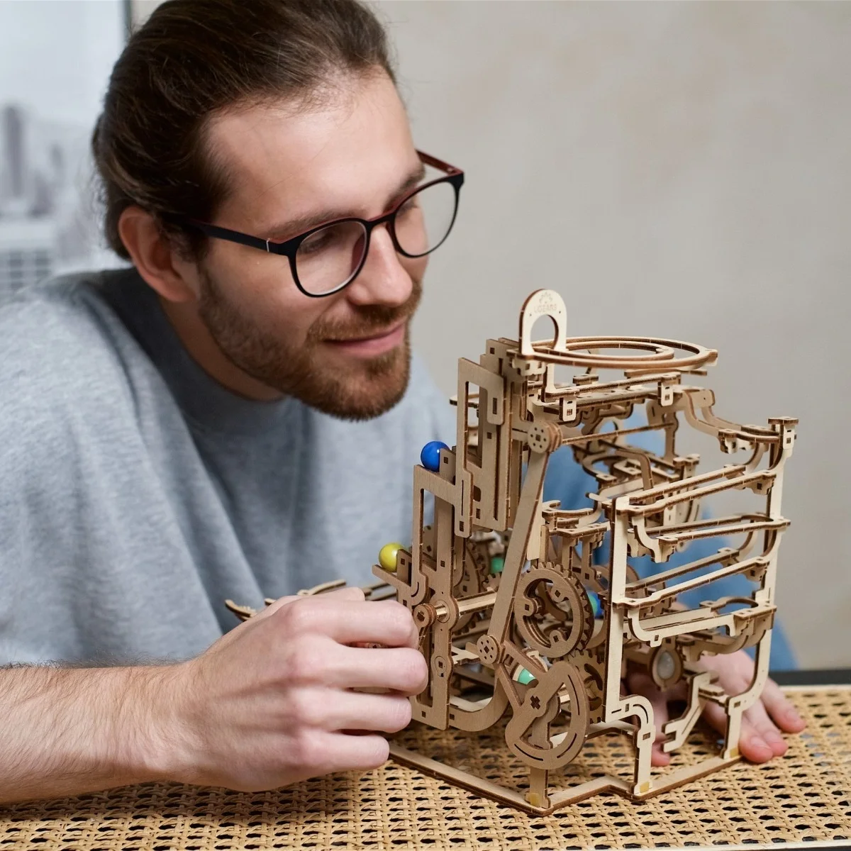 Ugears Marble Run Tiered Hoist&ndash; Писта със стъпаловидно повдигане -Механичен 3D дървен пъзел-70156