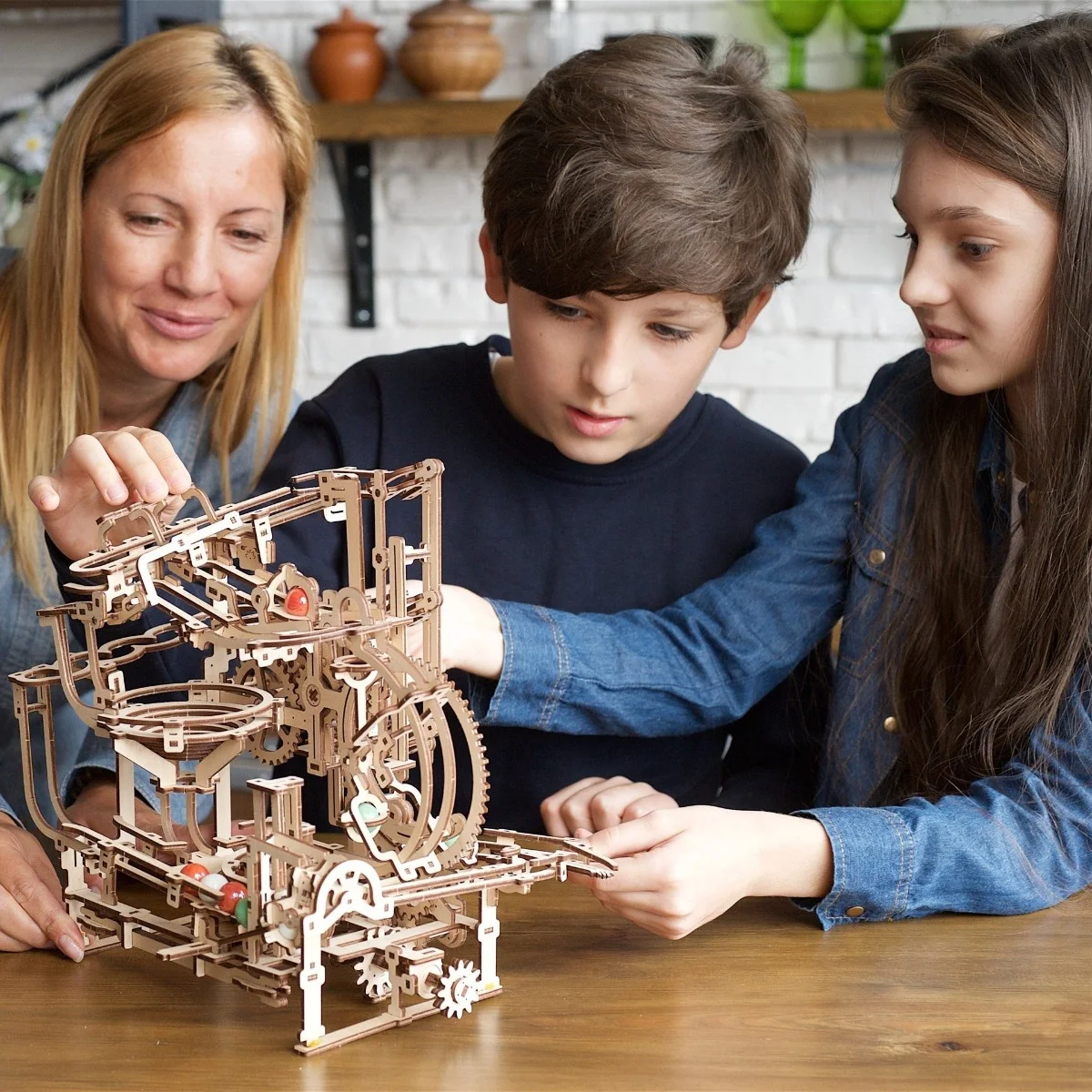 Ugears Marble Run Stepped Hoist&ndash; Писта с постъпателно задвижване -Механичен 3D дървен пъзел-70156