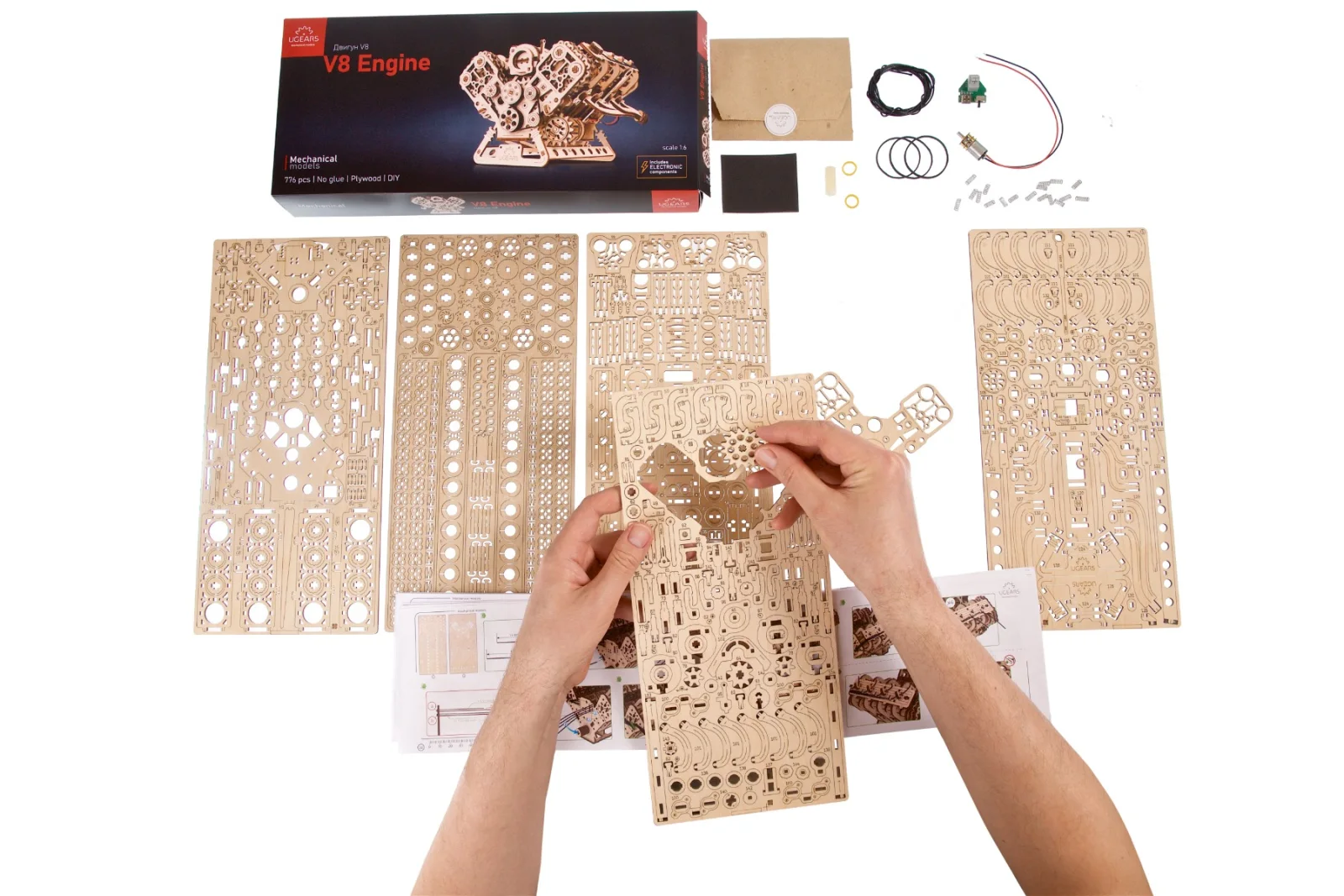 Ugears Engine V8 Двигател  -3Д модел-Дърво-Мащаб 1:6 - 70264