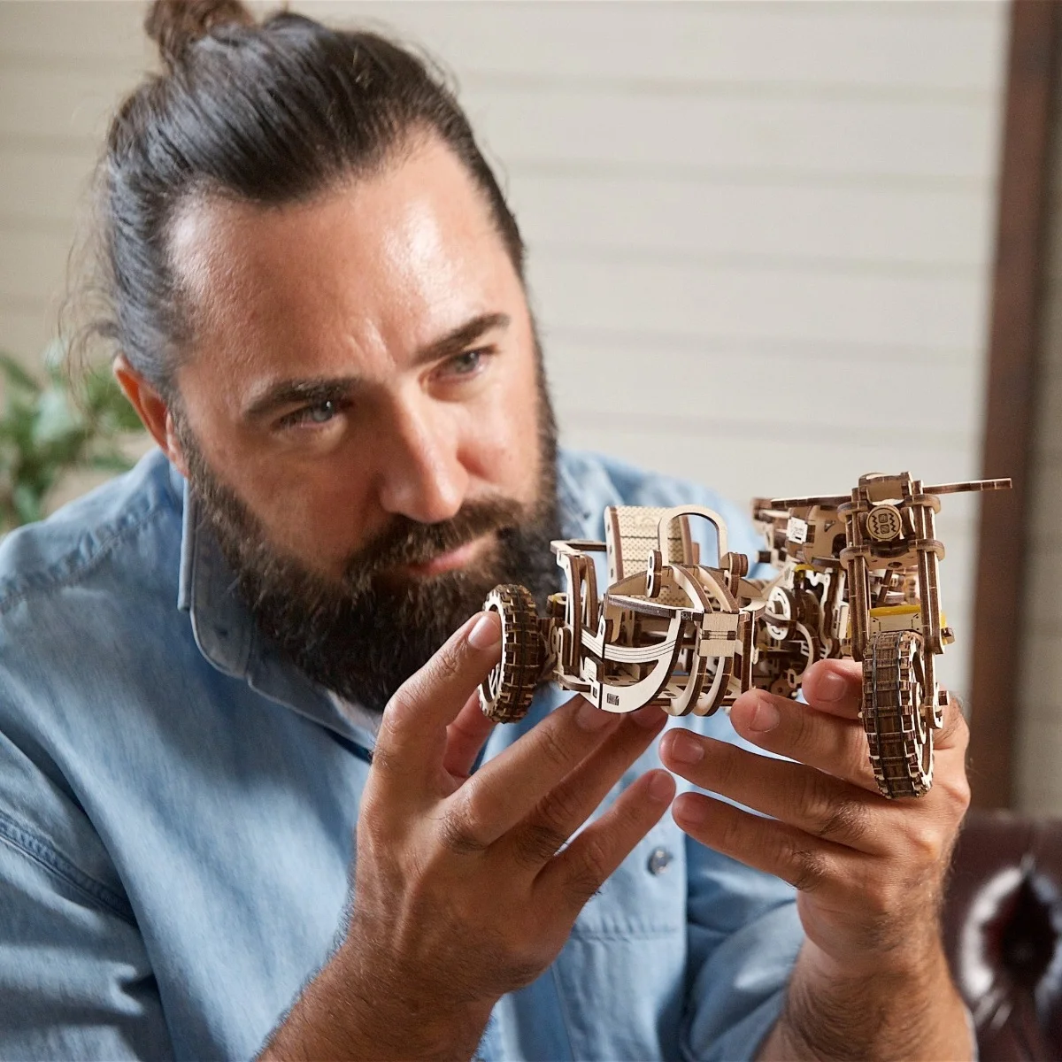 Ugears Scrambler UGR-10-Мотоциклет с кош&ndash; Механичен 3D дървен пъзел-70137