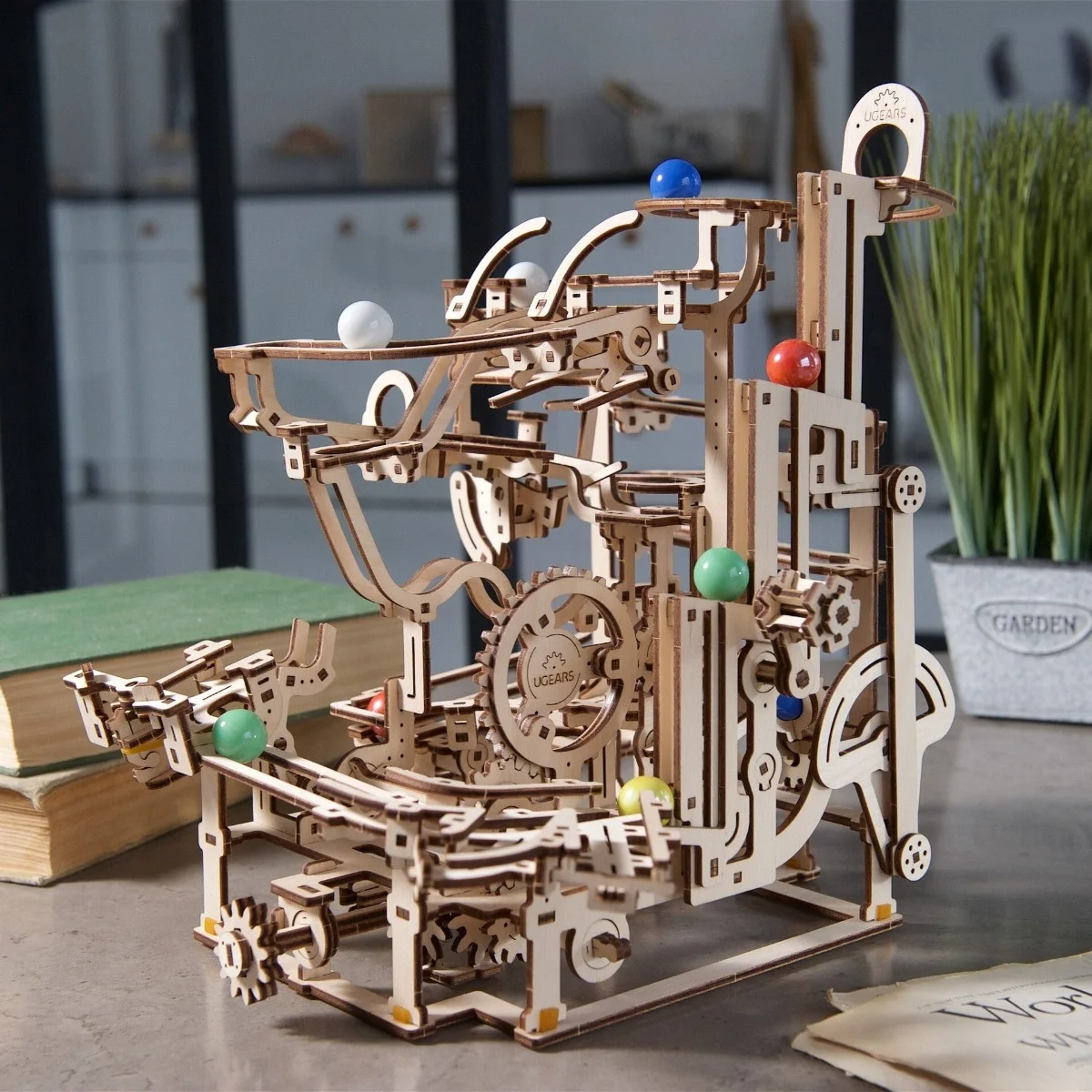 Ugears Marble Run Tiered Hoist&ndash; Писта със стъпаловидно повдигане -Механичен 3D дървен пъзел-70156